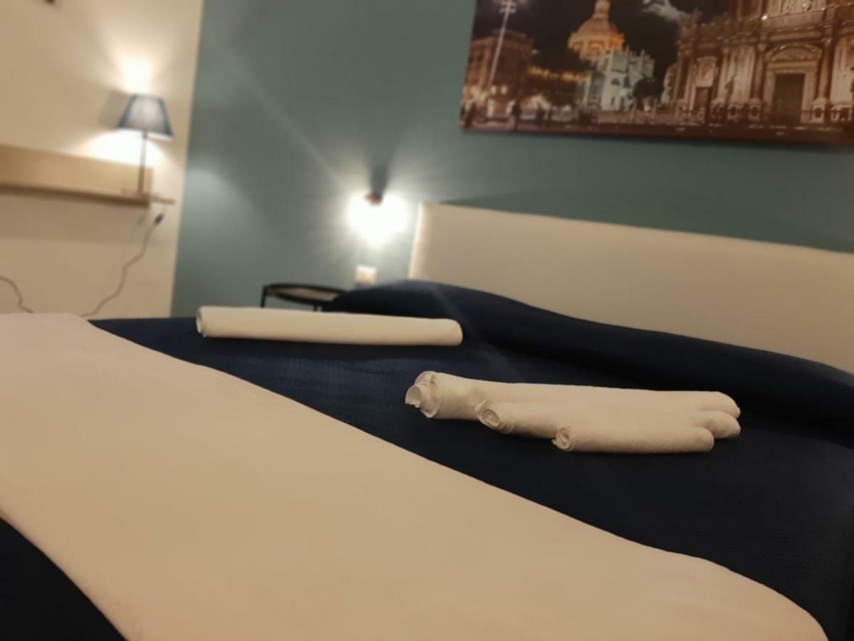 Il vicolo home Aeroporto di Catania Fontana Rossa Esterno foto